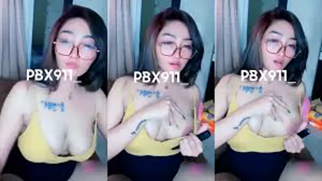 Uting Coklat Mamah Muda Berkacamata Cakep