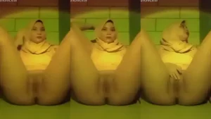 ABG Hijab Cantik Sange Mainin Memek Mulus 1