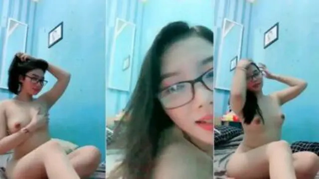 Julia Lea Telanjang Dada Mulus Bening