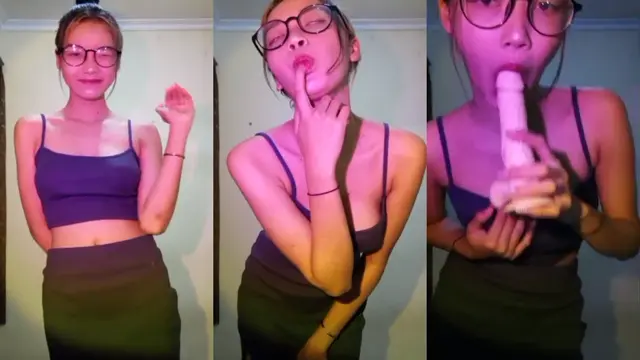 Toket Bulet Tanktop Colmek Sambil Sepong Dildo